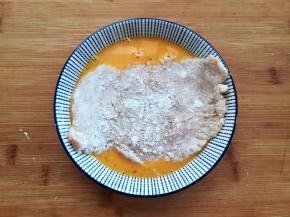 放到鸡蛋液里正反两面裹上蛋液，鸡蛋液有剩，不要倒掉，后面烤鸡排的时候用来刷面，烤出来颜色金黄，很好看，如果用的黄色面包糠就不要刷蛋液了。