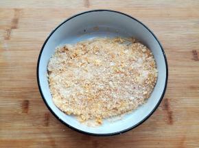 放入面包糠里两面沾满面包糠