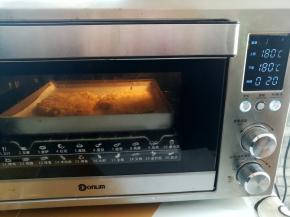 鸡排放入预热好的烤箱中下层，上下火180度烤20分钟，烤5分钟后取出刷蛋液，10分钟的时候取出把鸡排翻面，烤到15分钟取出刷蛋液，最后烤到设定的时间结束