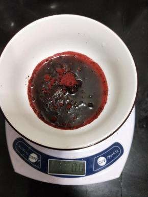 红曲粉加入开水和玉米油。