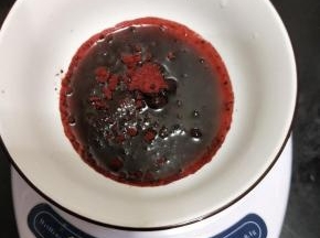 红曲粉加入开水和玉米油。