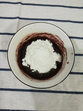 然后筛入低筋面粉，翻拌均匀。