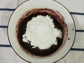 然后筛入低筋面粉，翻拌均匀。