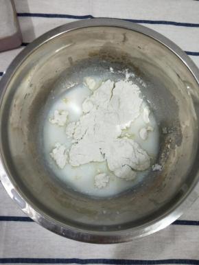 原味蛋糕的玉米油和牛奶混合，搅打至乳化，然后筛入低筋面粉，翻拌均匀。