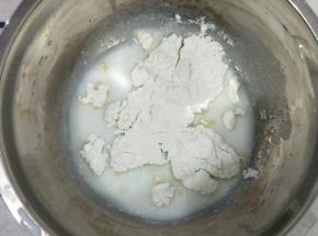 原味蛋糕的玉米油和牛奶混合，搅打至乳化，然后筛入低筋面粉，翻拌均匀。