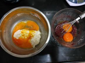 把蛋黄分别放入两种颜色的蛋糕糊里，翻拌至顺滑。