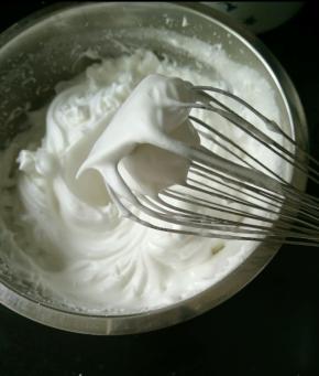 蛋清加入几滴醋，用打蛋器打发，白糖分三次加入，一直打到湿性泡发，提起打蛋器有大弯钩即可。