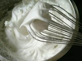 蛋清加入几滴醋，用打蛋器打发，白糖分三次加入，一直打到湿性泡发，提起打蛋器有大弯钩即可。