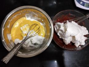 把蛋白糊分成两份，分别加入蛋黄糊里。