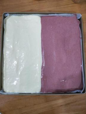 把两种蛋糕糊挤入烤盘，分别占一半的位置。