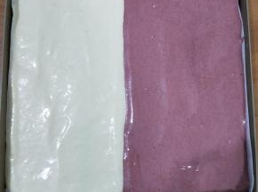 把两种蛋糕糊挤入烤盘，分别占一半的位置。