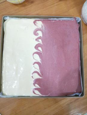 用牙签插入两种颜色中间，划S线。(其实在红色部分也应该划出花纹的，只是我没做好)