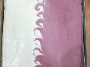 用牙签插入两种颜色中间，划S线。(其实在红色部分也应该划出花纹的，只是我没做好)