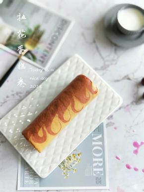 然后放入预热好的烤箱，上管150度，下管140度，烤20分钟左右，出炉晾凉至手温，卷起来放到冰箱定型一个小时。