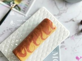 然后放入预热好的烤箱，上管150度，下管140度，烤20分钟左右，出炉晾凉至手温，卷起来放到冰箱定型一个小时。