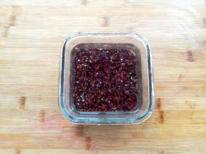 血糯米加适量的水泡2小时，也可以放冰箱中过夜