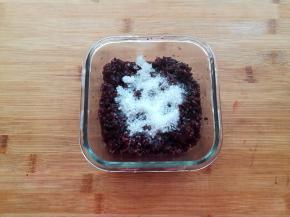 血糯米饭加糖翻拌均匀