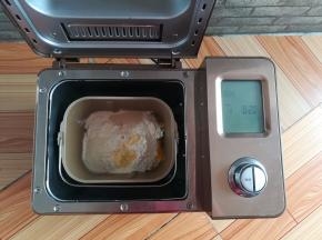 除血糯米饭外所有的材料放入面包机，启动和面程序20分钟，夏天温度高于25度，可以用冰酸奶和冰鸡蛋，打开面包机盖子和面