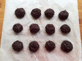 血糯米饭按照每个20克平均分成12个饭团