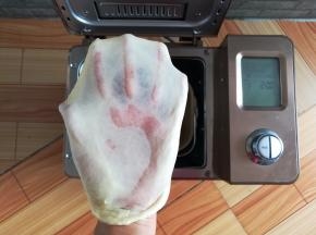 和面结束，拉一个手套膜检查面团状态，小餐包揉到拓展阶段就可以了