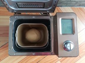 面团收圆，放面包桶里，室温下发酵30分钟，这样可以少洗一个碗