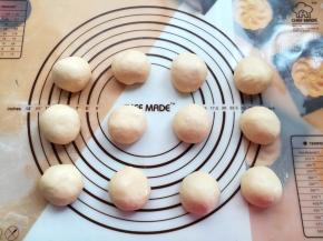 面团取出轻轻按压排气，平均分成12份，2个模具的量，面团滚圆后松弛15分钟