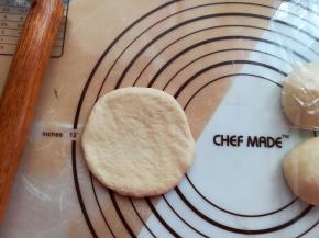 取一个面团用擀面杖擀圆