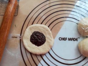 面团上放上一个血糯米饭团