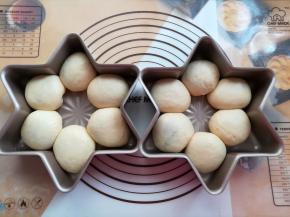 所有的面团包好馅依次放入六角形的模具里，如果没有这个模具，可以直接放烤盘里