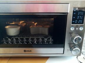 面团放入烤箱中下层，设置发酵温度37度，时间25分钟，烤箱里放一碗水保持湿度