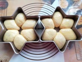 发酵好的面团取出刷一层薄薄的蛋液，同时预热烤箱10分钟