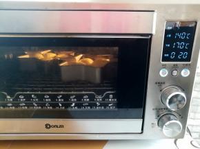 面团放入烤箱中下层，上火140度下火170度烤20分钟