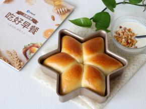 面包烤熟后取出脱模放凉