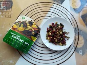 混合坚果取出25克，颗粒大的可以切小一点