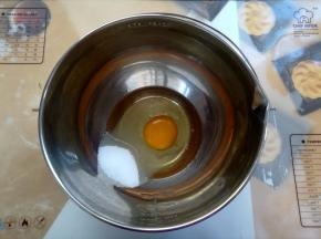 取一个干净的盆子放入玉米油和白砂糖，鸡蛋