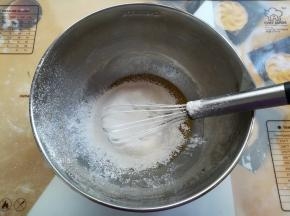 加入过筛的低筋面粉和泡打粉混合到没有干粉状态