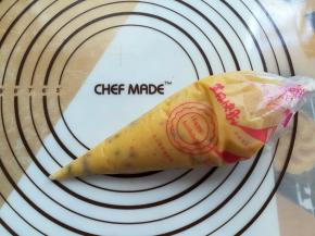 玛德琳面糊转入裱花袋中，放入冰箱冷藏1小时