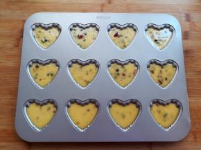 玛德琳面糊取出回温，挤到模具的7分满