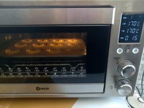 玛德琳面糊放入预热好的烤箱中下层，上下火170度烤15分钟