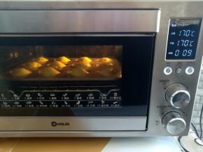 烤5分钟左右，玛德琳漂亮的小肚子就出来了