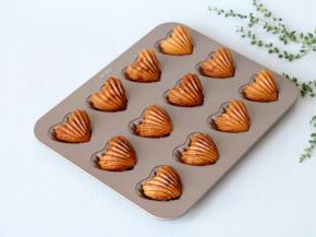 玛德琳烤熟后取出脱模放凉