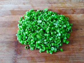 空心菜梗用刀拍几下，然后切圈。