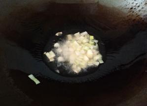 油熟放入葱蒜爆香