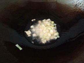 油熟放入葱蒜爆香