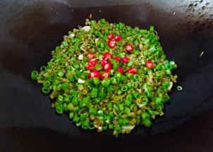 放入青红椒翻炒半分钟