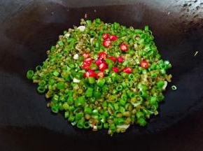 放入青红椒翻炒半分钟