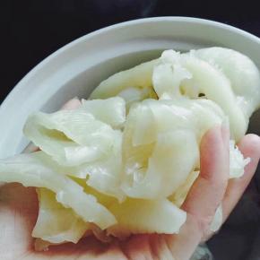 花胶提前泡发，清洗干净切成块（这次用的黄花胶）