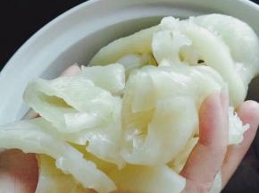 花胶提前泡发，清洗干净切成块（这次用的黄花胶）
