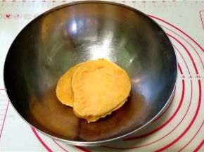 红薯去皮切大块，蒸熟。