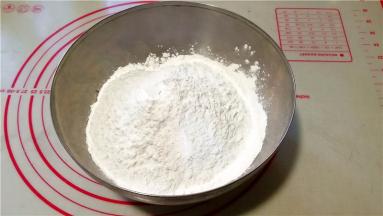 放入容器内，加入糯米粉。